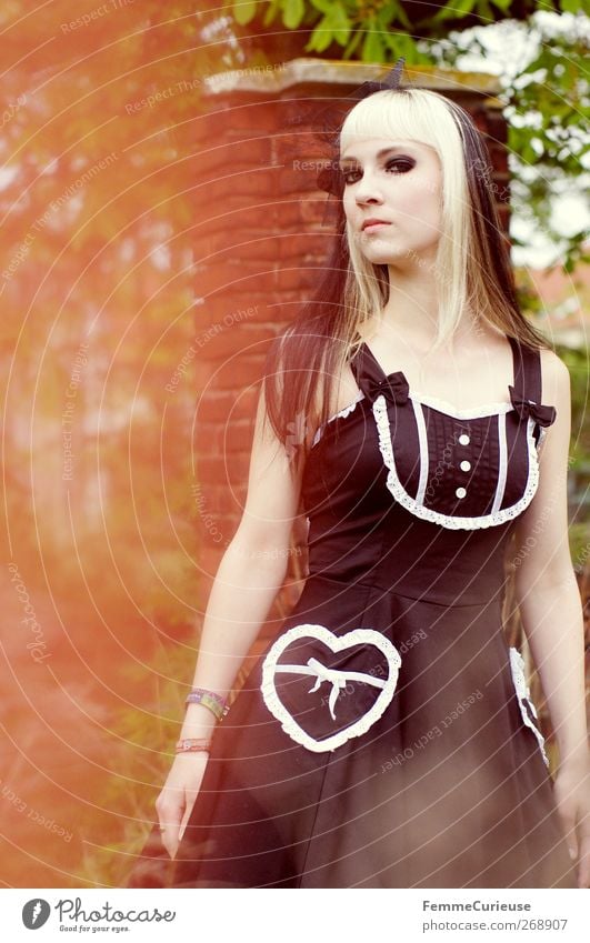 Gothic. feminin Junge Frau Jugendliche Erwachsene 1 Mensch 18-30 Jahre Sinnesorgane schwarz Wave Gothic Festival Festspiele Kleid Schleife herzförmig