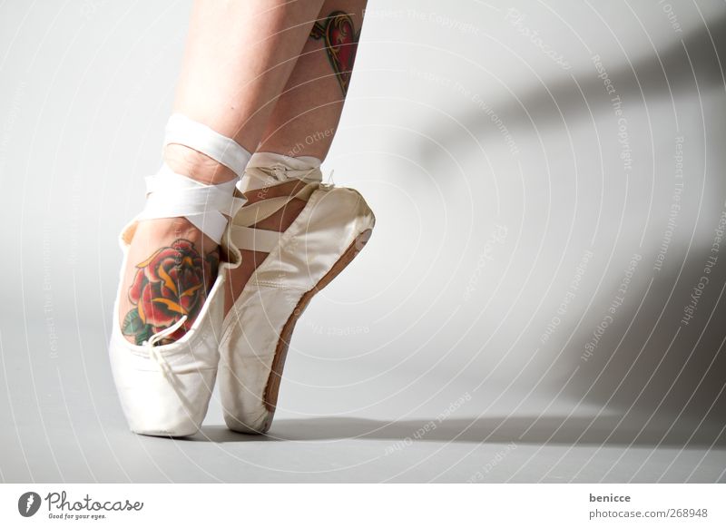 bravo Balletttänzer Ballettschuhe Rose Tattoo Tanzen Tanzveranstaltung Tänzer Gegenteil Nahaufnahme Werkstatt Fuß Beine stehen Zehenspitze Ballerina Schatten