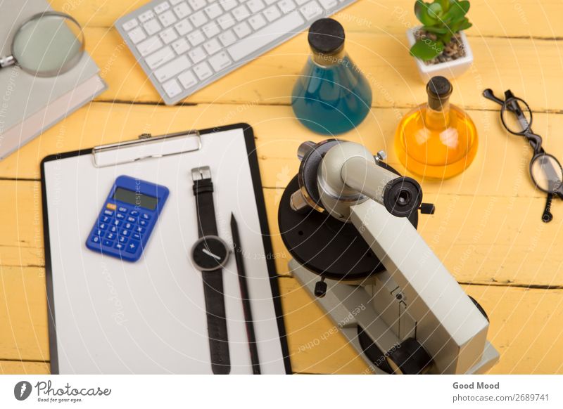 Mikroskop, Buch, Lupe, Zwischenablage, chemische Flüssigkeiten Flasche Schreibtisch Tisch Wissenschaften Schule lernen Klassenraum Studium Labor Arbeitsplatz
