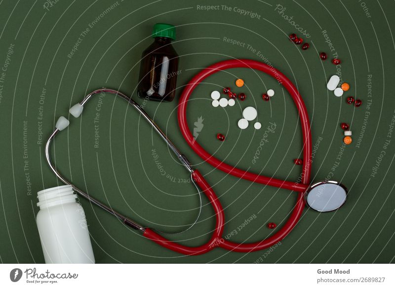 rotes Stethoskop, bunte Pillen und medizinische Flaschen Gesundheitswesen Behandlung Krankheit Medikament Wissenschaften Arzt Krankenhaus Container grün weiß