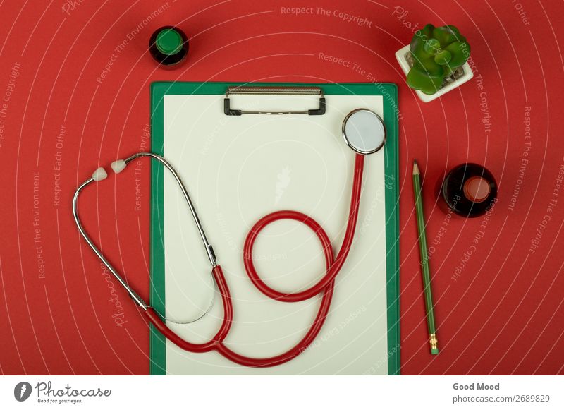 rotes Stethoskop, medizinische Flaschen und leere grüne Zwischenablage Gesundheitswesen Behandlung Medikament Wissenschaften Arzt Krankenhaus Werkzeug Papier