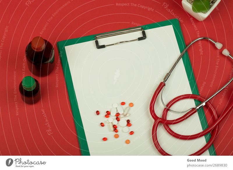 rotes Stethoskop, Pillen, medizinische Flaschen und leere Zwischenablage Gesundheitswesen Behandlung Medikament Wissenschaften Arzt Krankenhaus Werkzeug Papier