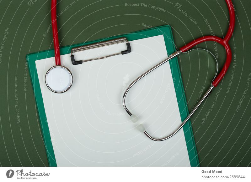 rotes Stethoskop und leere Zwischenablage auf Grün Gesundheitswesen Behandlung Medikament Wissenschaften Arzt Krankenhaus Werkzeug Papier Metall Herz hören grün