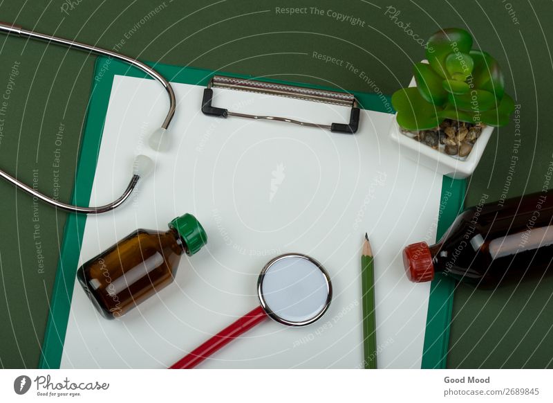 rotes Stethoskop und leere Zwischenablage Flasche Gesundheitswesen Behandlung Medikament Wissenschaften Arzt Krankenhaus Werkzeug Papier Metall Herz hören grün