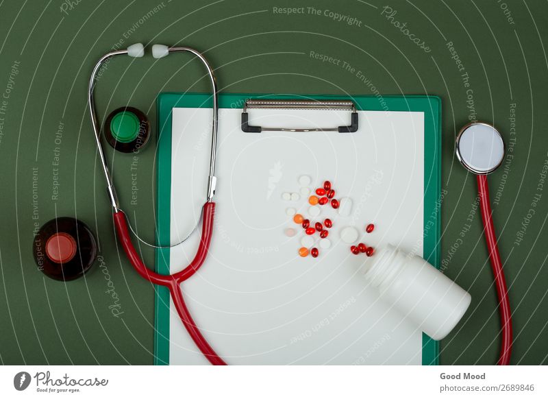 rotes Stethoskop, Pillen, medizinische Flaschen und leere Zwischenablage Gesundheitswesen Behandlung Medikament Wissenschaften Arzt Krankenhaus Werkzeug Papier