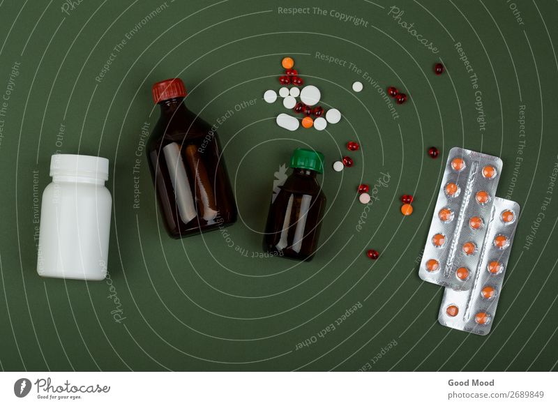 bunte Pillen und medizinische Flaschen auf grünem Papiergrund Gesundheitswesen Behandlung Krankheit Medikament Wissenschaften Arzt Krankenhaus Container weiß
