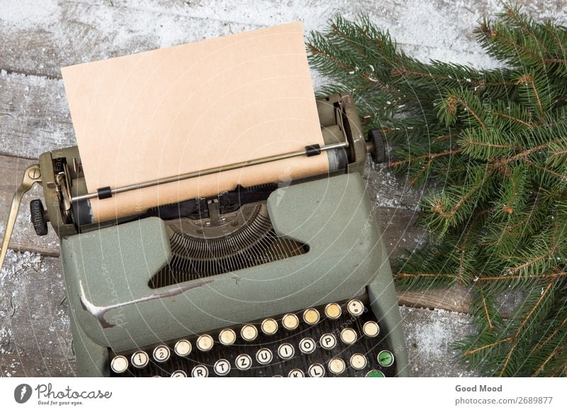 Arbeitsplatz mit Schreibmaschine und Fichtenästen auf Holztisch Winter Schnee Feste & Feiern Weihnachten & Advent Büro Business Technik & Technologie Baum