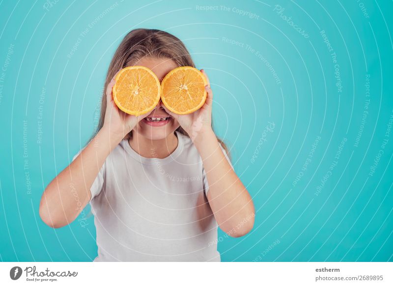lächelndes kleines Mädchen, das Orangen über den Augen hält. Frucht Dessert Ernährung Mittagessen Vegetarische Ernährung Diät Saft Lifestyle Freude Mensch