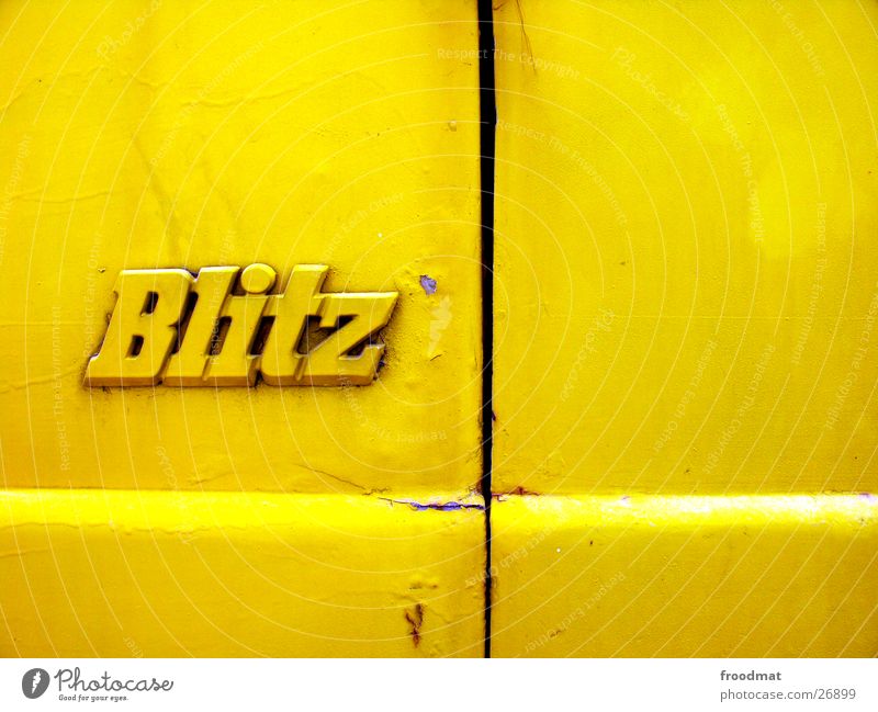 Gelbblitz gelb Typographie Blitze Relief sehr wenige dreckig Schlitz grell knallig Geschwindigkeit Stil erhaben Oberfläche Strukturen & Formen Fototechnik Farbe