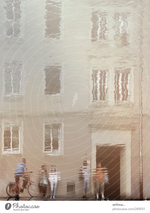 Wenn die Realität verschwimmt - Hochwasser in der Stadt Überschwemmung Menschengruppe Wasser Haus Gebäude Fassade Fenster Pfütze Reflexion & Spiegelung