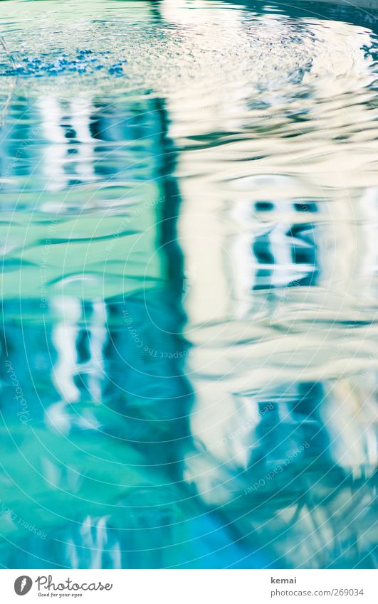 Eine weitere schwimmende Realität Wasser Stadt Haus Mauer Wand Fassade Fenster Brunnen nass blau grün Wasseroberfläche Spiegelbild Wellen Kreis Wassertropfen
