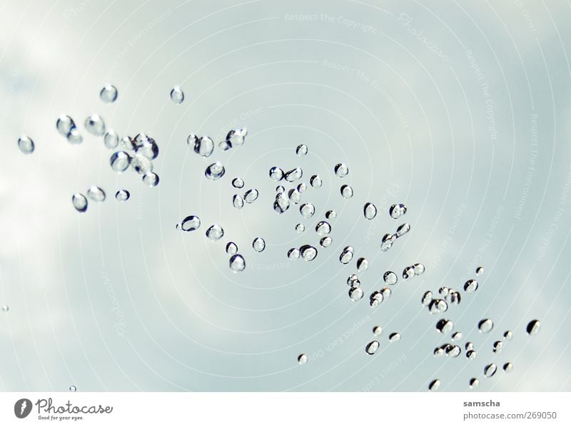 Wassertropfen Wellness Schwimmen & Baden Himmel Wolken Gewitter Tropfen Bewegung fallen kalt blau grau Klima Umwelt tropfend Regenwasser Niederschlag Wetter