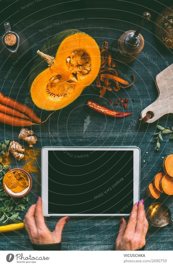 Hände mit Tabletten-PC auf Küchentisch mit Kürbis Lebensmittel Gemüse Ernährung Bioprodukte Vegetarische Ernährung Geschirr Design Gesunde Ernährung Tisch
