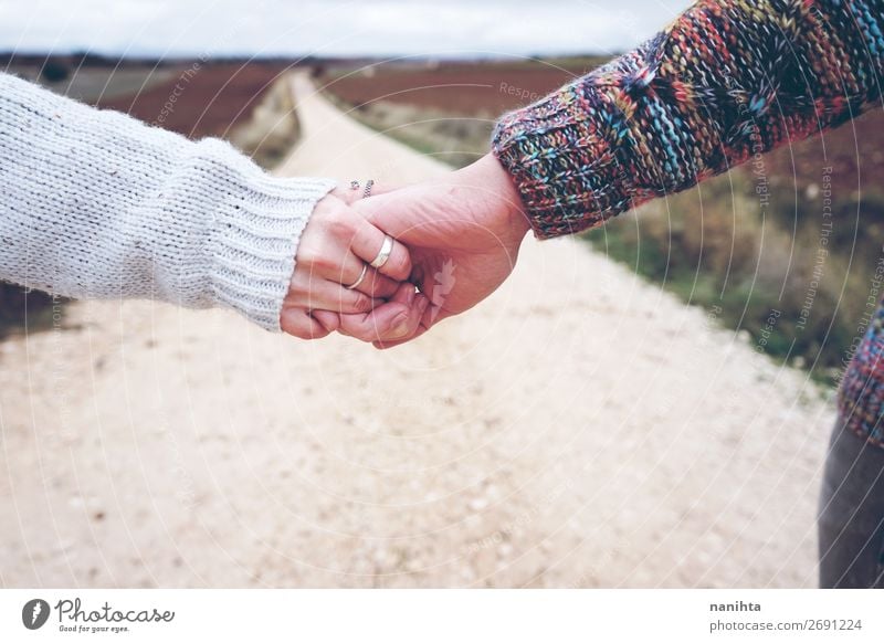 Nahaufnahme eines jungen Paares, das Händchen hält. Lifestyle Freude Glück schön Ferien & Urlaub & Reisen Ausflug Abenteuer Freiheit Mensch maskulin feminin