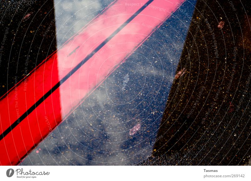 The Red Stripes Wasser Industrieanlage Gebäude Endzeitstimmung Asphalt Farbfoto Außenaufnahme Detailaufnahme abstrakt Muster Strukturen & Formen Menschenleer