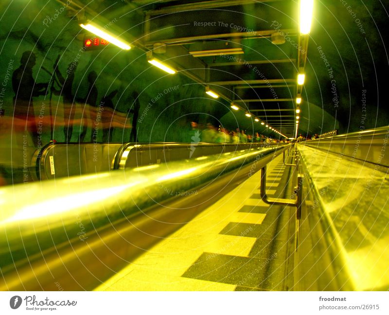 Stockholm - unten London Underground U-Bahn Tunnelblick Unschärfe tief Rolltreppe grün gelb Gemälde Fluchtpunkt Futurismus Europa Surrealismus Schweden gold