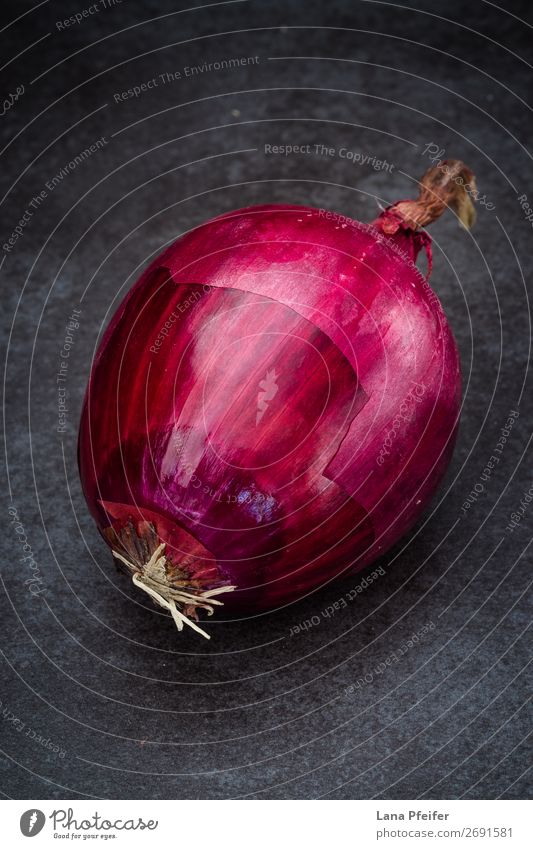 Rote Zwiebel in Nahaufnahme Lebensmittel Gemüse Frucht Ernährung Essen Küche dunkel frisch hell natürlich rot Farbe Hintergrund Zutaten eine Rezept Oberfläche