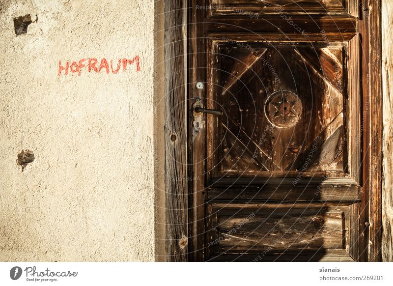 hofraum Hütte Mauer Wand Fassade Tür Graffiti alt geschlossen Furkapass Schweiz Holz antik Typographie Bildausschnitt Beschriftung dunkel geheimnisvoll Griff