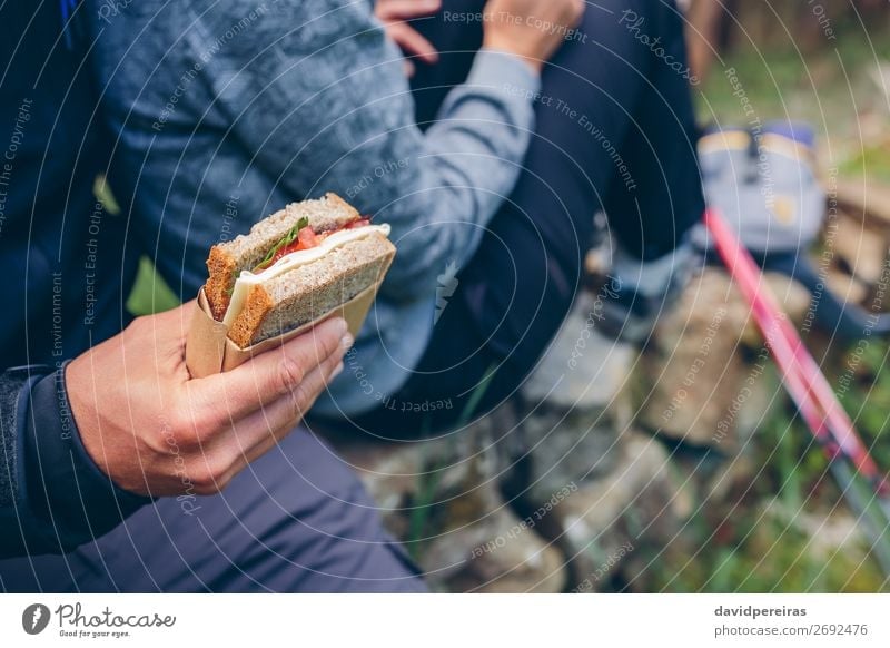 Sandwich, das ein Paar beim Trekking essen wird. Käse Essen Lifestyle Freizeit & Hobby Ferien & Urlaub & Reisen Abenteuer Berge u. Gebirge wandern Sport
