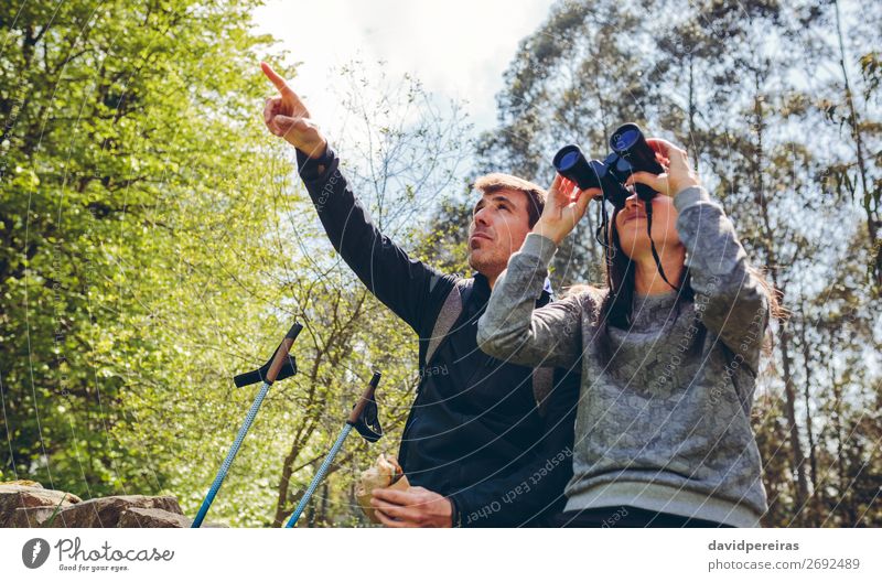 Paar beim Trekking suchen mit Fernglas Essen Lifestyle Freizeit & Hobby Abenteuer wandern Sport Mensch Frau Erwachsene Mann Natur Landschaft Herbst Baum Wald