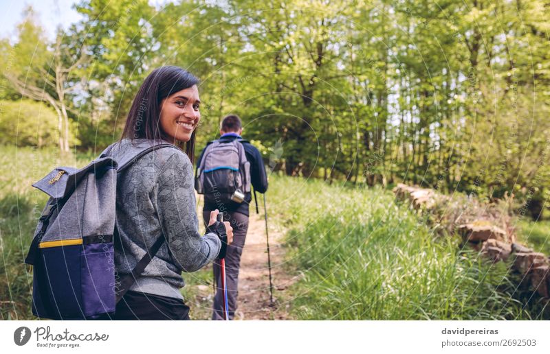 Frau beim Trekking mit Blick auf die Kamera Lifestyle Freude Glück schön Ferien & Urlaub & Reisen Ausflug Abenteuer Berge u. Gebirge wandern Sport Klettern