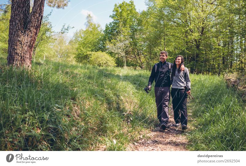 Wanderer, die spazieren gehen, werden umarmt. Lifestyle Glück Ausflug Abenteuer wandern Sport Klettern Bergsteigen Mensch Frau Erwachsene Mann Paar Natur