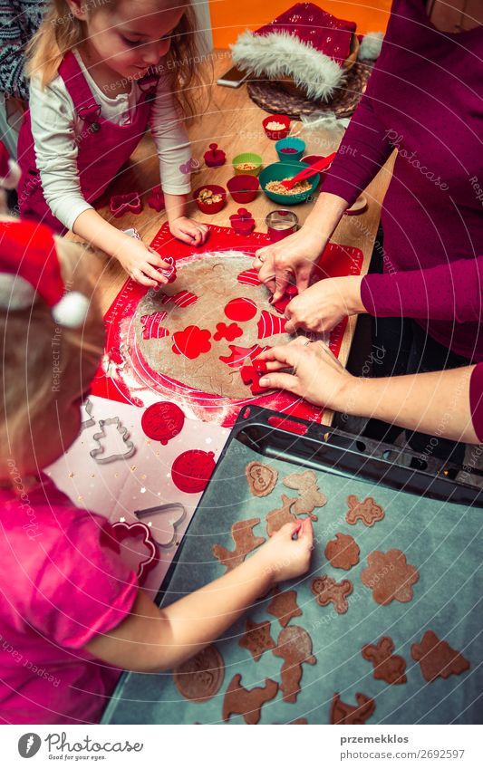 Weihnachtskekse zu Hause backen Lebensmittel Teigwaren Backwaren Kuchen Dessert Süßwaren Lifestyle Tisch Küche Feste & Feiern Weihnachten & Advent Mensch Kind