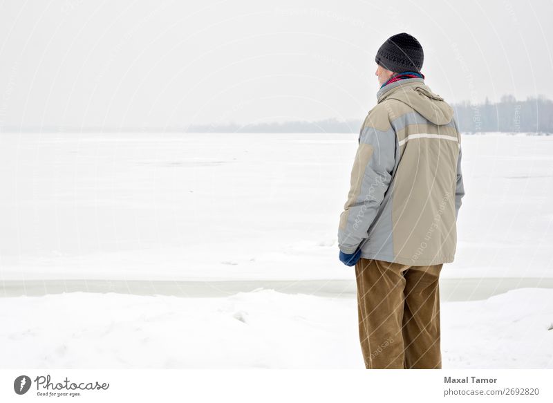 Mann in der Nähe des gefrorenen Flusses im Winter Schnee Mensch Erwachsene Natur Landschaft Baum Hose Jacke Mantel alt beobachten natürlich grau Gefühle Dnjepr