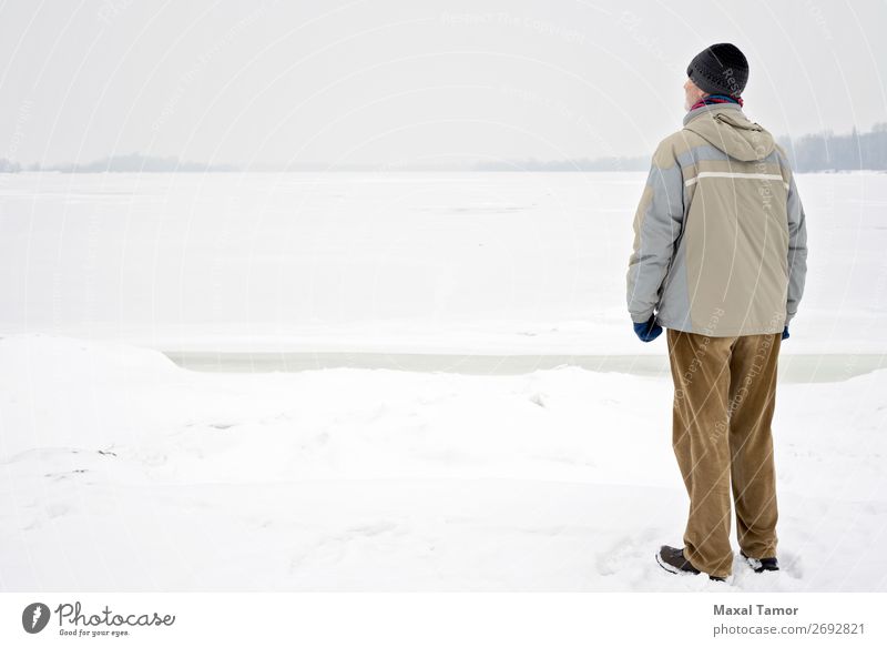 Mann in der Nähe des gefrorenen Flusses im Winter Schnee Mensch Erwachsene Natur Landschaft Baum Hose Jacke Mantel alt beobachten natürlich grau Gefühle Dnjepr