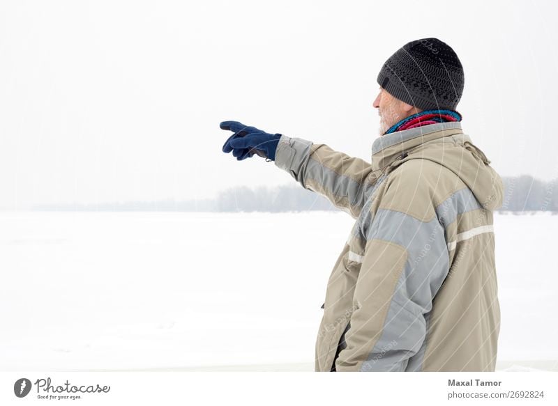 Mann in der Nähe des gefrorenen Flusses im Winter Schnee Mensch Erwachsene Natur Landschaft Baum Jacke Mantel alt beobachten natürlich grau Gefühle Dnjepr Kiew