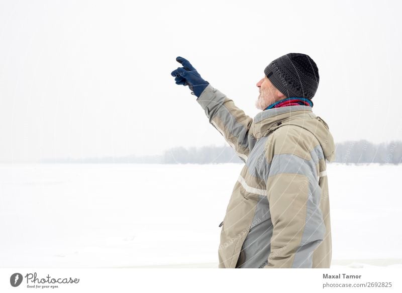 Mann in der Nähe des gefrorenen Flusses im Winter Schnee Mensch Erwachsene Natur Landschaft Baum Jacke Mantel alt beobachten natürlich grau Gefühle Dnjepr Kiew