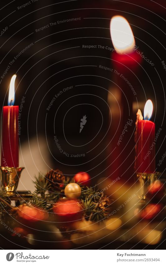Kerzen auf einem Tisch während der Weihnachtszeit Adventszeit Kunst atmosphärisch Hintergrund Hintergründe schön Niederlassungen brennend Kerzenschein Feier
