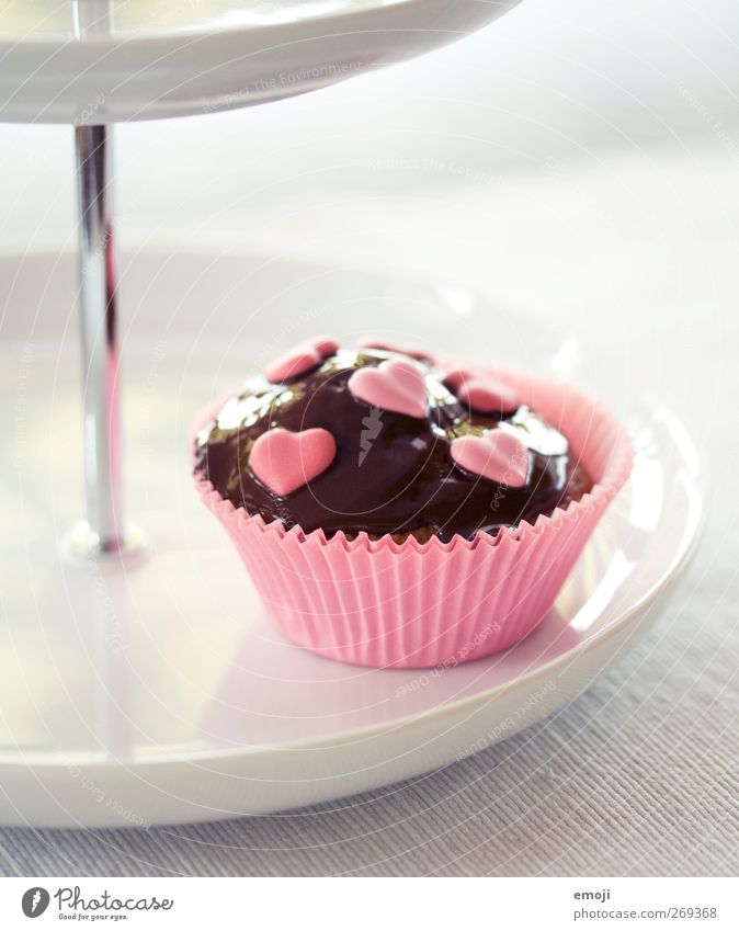 herzlich Dessert Süßwaren Schokolade Slowfood Fingerfood Geschirr süß rosa weiß Muffin Herz herzförmig Etagere Farbfoto Innenaufnahme Nahaufnahme Menschenleer