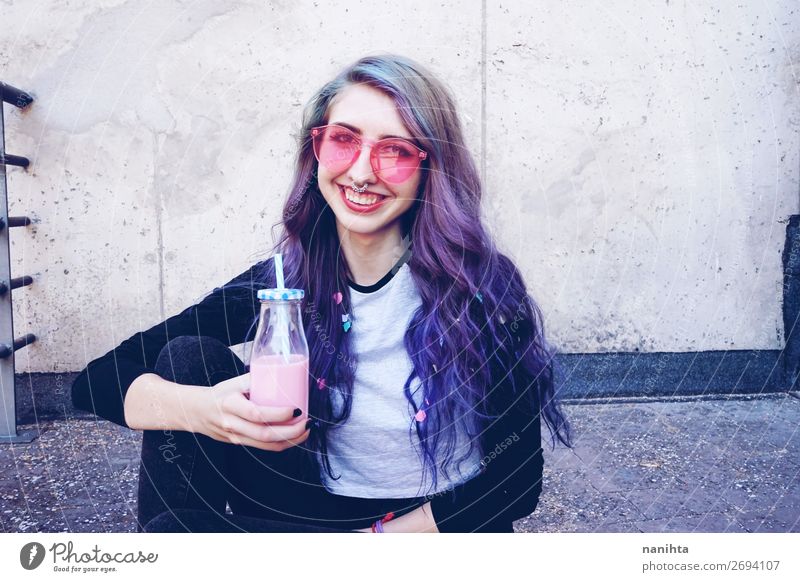 Glücklicher, schöner Teenager mit rosa Sonnenbrille Getränk Flasche Lifestyle Stil Sommer Party Feste & Feiern Mensch feminin Junge Frau Jugendliche Erwachsene