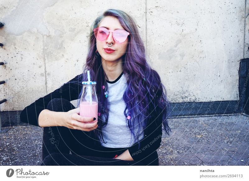 Glücklicher, schöner Teenager mit rosa Sonnenbrille Getränk Flasche Lifestyle Stil Sommer Frau Erwachsene Jugendliche Jugendkultur Mode Piercing Brille