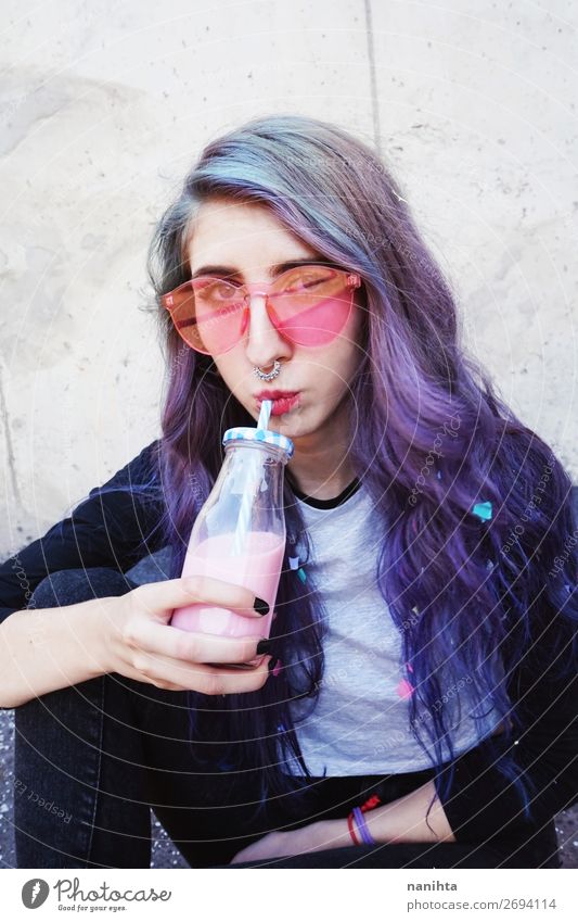 Glücklicher, schöner Teenager mit rosa Sonnenbrille Getränk Flasche Lifestyle Stil Sommer Mensch feminin Junge Frau Jugendliche Erwachsene 1 18-30 Jahre Punk