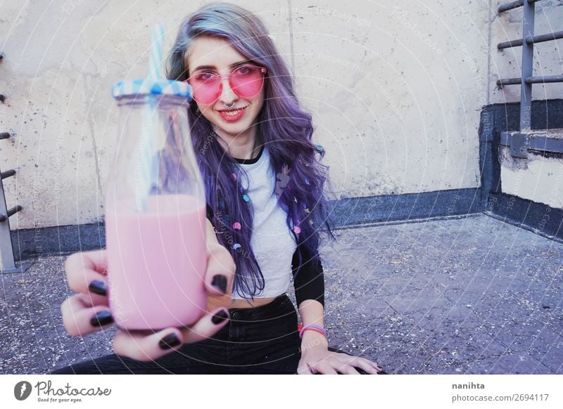 Glücklicher, schöner Teenager mit rosa Sonnenbrille Getränk Flasche Lifestyle Stil Sommer Party Mensch feminin Junge Frau Jugendliche Erwachsene 1 18-30 Jahre