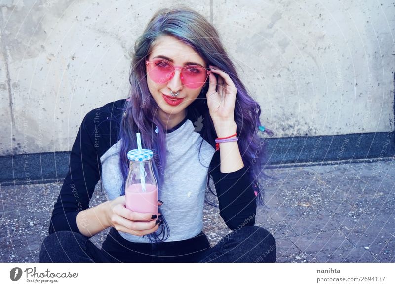 Glücklicher, schöner Teenager mit rosa Sonnenbrille Ernährung Frühstück Getränk trinken Erfrischungsgetränk Flasche Lifestyle Stil Sommer Mensch feminin