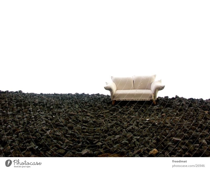 weisses Sofa auf schwarzem Stein Erholung Möbel deplatziert Raps Feld grün gelb ungeheuerlich leer Pflanze Sitzgelegenheit schlafen ruhen Wohnzimmer himmlisch