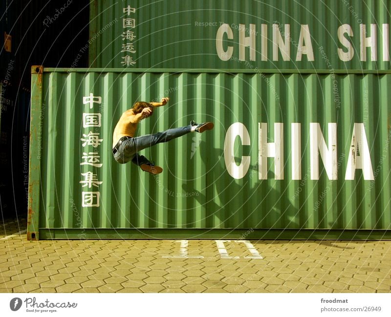 China #2 Kampfsport springen Aktion Sonntag Typographie Karate chinesische Kampfkunst Kick Fußtritt gefroren Extremsport Container Schönes Wetter Jeanshose