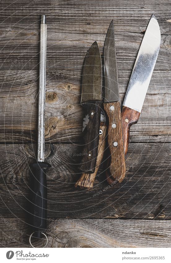 Messer mit Schärfen auf dem Tisch Küche Arbeit & Erwerbstätigkeit Werkzeug Natur Holz Metall Stahl Rost alt dreckig retro braun Hintergrund blanko Holzplatte