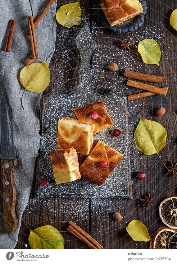 quadratische Stücke Kürbiskuchenkuchen Käse Kuchen Dessert Süßwaren Ernährung Essen Frühstück Messer Tisch Natur Herbst Holz frisch lecker natürlich braun gelb