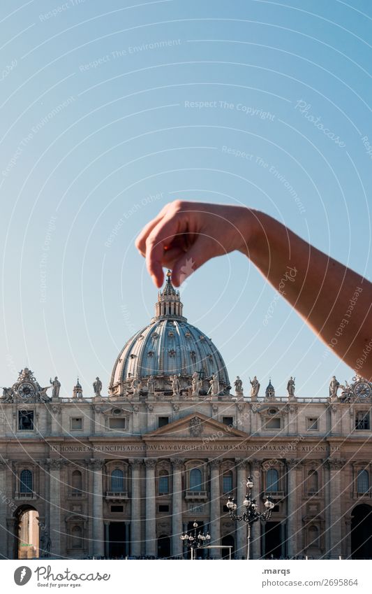 Enthüllung Hand Wolkenloser Himmel Dom Sehenswürdigkeit Wahrzeichen Petersdom außergewöhnlich Krise Macht Perspektive Religion & Glaube Vatikan Kuppeldach