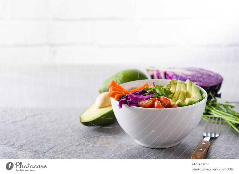 Vegane Buddha-Schale mit frischem Rohkost und Quinoa Schalen & Schüsseln Gemüse Avocado Zwiebel Tomate Möhre Kohlgewächse Gesunde Ernährung Foodfotografie