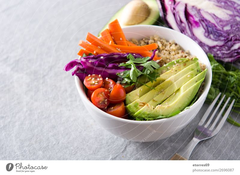 Vegane Buddha-Schale mit frischem Rohkost und Quinoa Schalen & Schüsseln Gemüse Avocado Zwiebel Tomate Möhre Kohlgewächse Gesunde Ernährung Foodfotografie