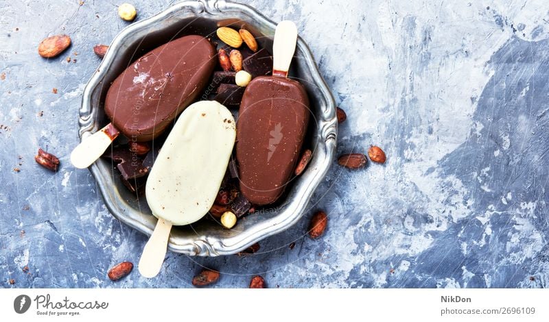 sommerliches Schokoladeneis Eisbecher Eiscreme süß Dessert gefroren kalt Sahne Speiseeis Kakao Kaffee kleben Trüffel Nut Sommer Textfreiraum Geschmack Vanille