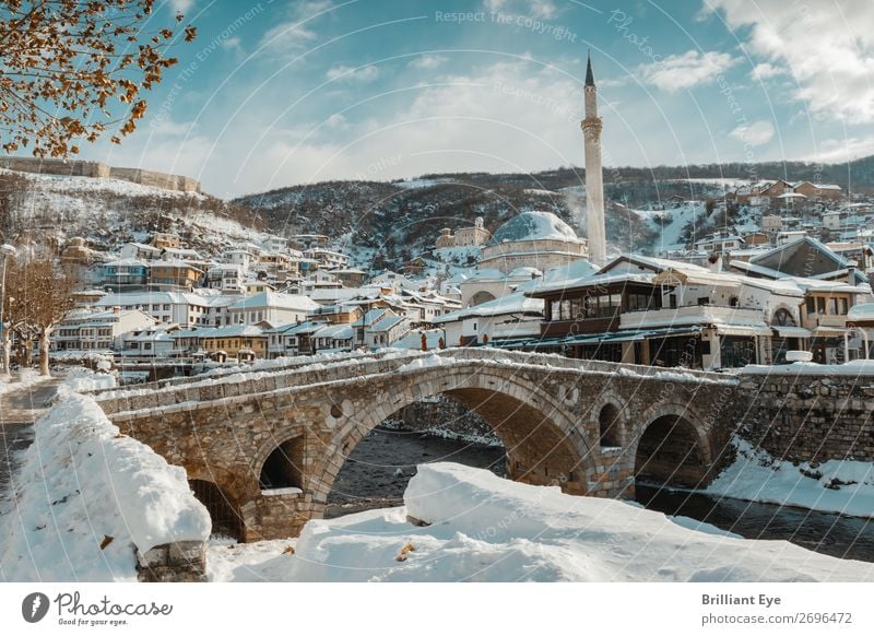 Prizren, die Altstadt Kosovos im Winter Ferien & Urlaub & Reisen Tourismus Schnee Winterurlaub Landschaft Fluss Europa Stadtzentrum Brücke Bauwerk Architektur