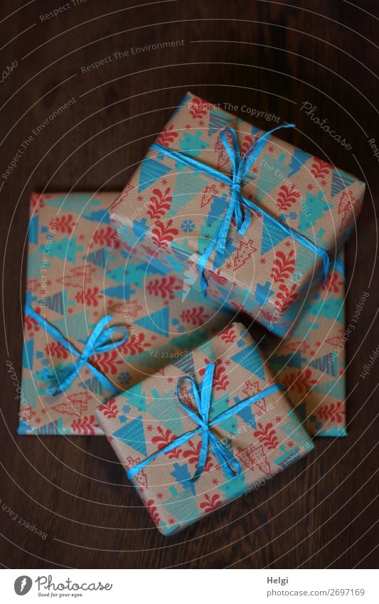 drei verpackte Geschenke in weihnachtlich gemustertem Papier mit blauen Schleifen liegen übereinander Feste & Feiern Weihnachten & Advent Geburtstag Verpackung