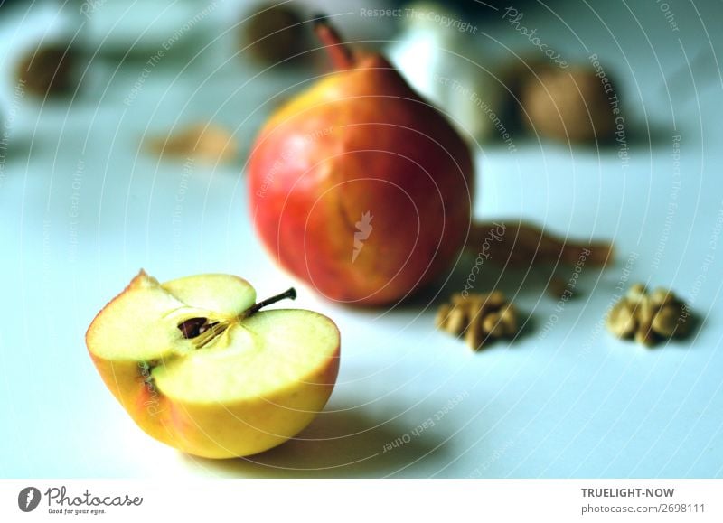 Still mit halbem Apfel, Birne, Walnüssen Frucht Ernährung Bioprodukte Vegetarische Ernährung Gesundheit Gesunde Ernährung Fitness Wellness Leben harmonisch