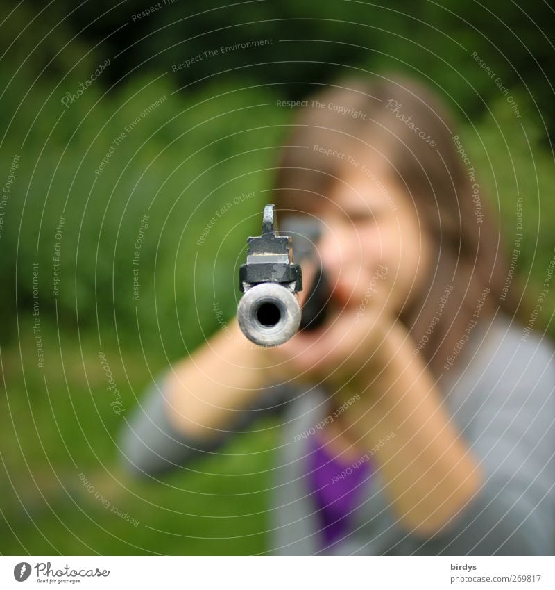 Junge Frau mit Gewehr im Anschlag zielt auf Kamera, Gewehrmündung Luftgewehr Jugendliche 1 Mensch Sommer bedrohlich rebellisch feminin selbstbewußt Mut